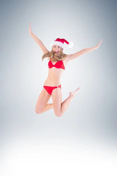 Blondynka w bikini czerwony skoki — Zdjęcie stockowe