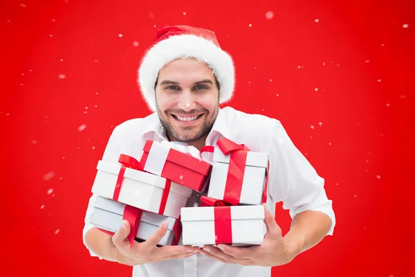 Hombre festivo sosteniendo regalos de Navidad — Foto de Stock