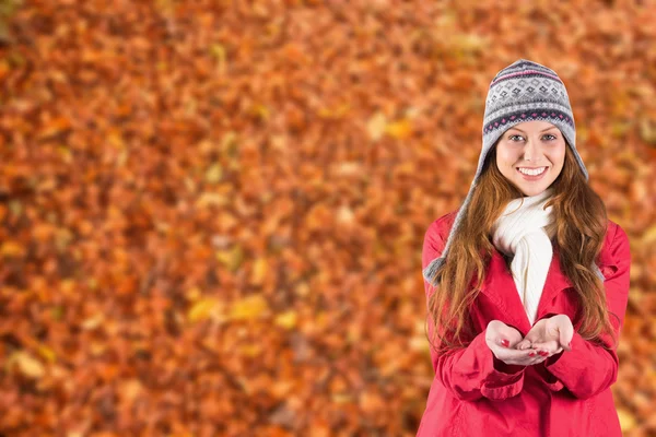 Mooie roodharige in warme kleding — Stockfoto