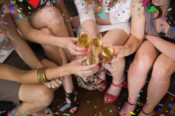 Hübsche Freundinnen beim gemeinsamen Drink — Stockfoto