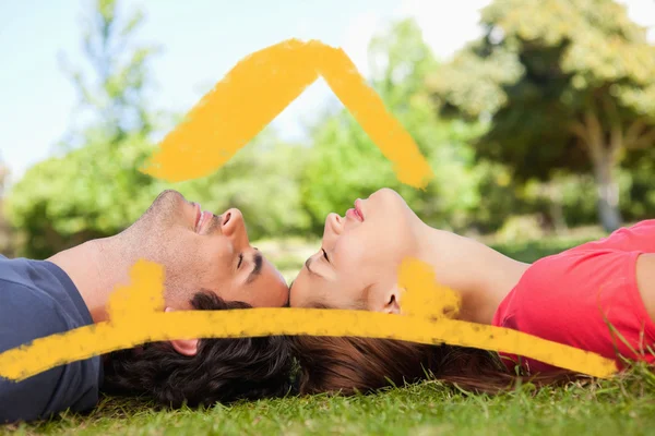 Zwei Freunde mit geschlossenen Augen während lyin — Stockfoto