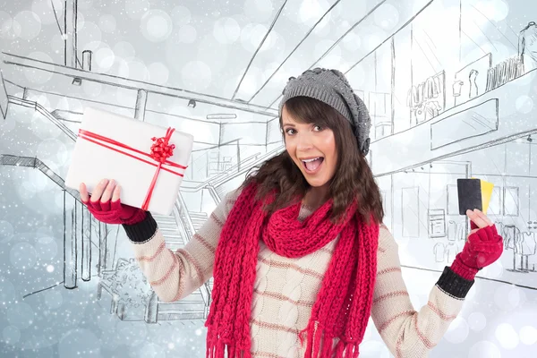 Morena em roupas de inverno segurando presente — Fotografia de Stock