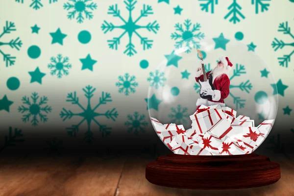 Santa schommelen uit in sneeuw globe — Stockfoto