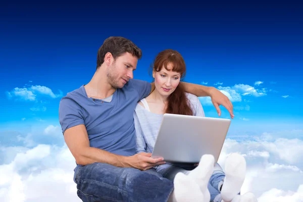 Paar benutzt Laptop zu Hause — Stockfoto