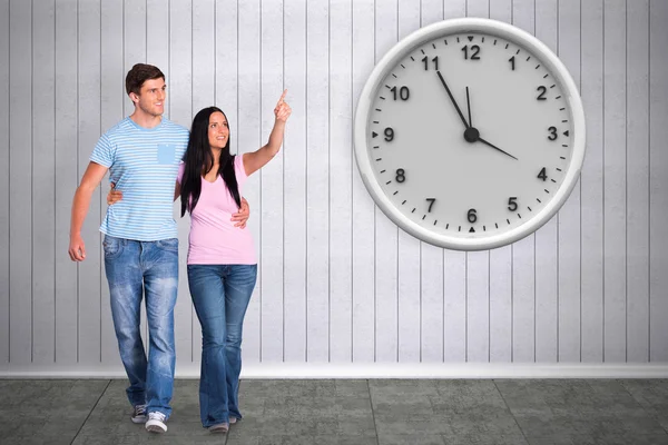 Pareja joven caminando y señalando — Foto de Stock