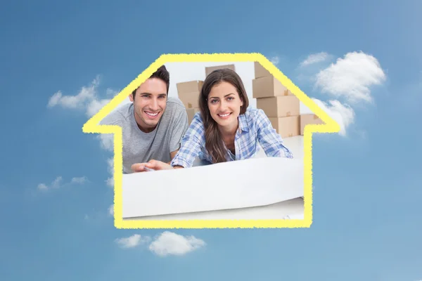 Portrait of a couple lying on the floor — Stock Photo, Image