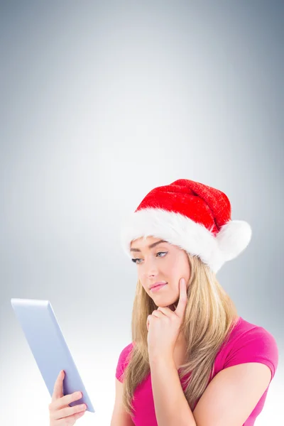 Праздничная блондинка смотрит на планшет ПК — стоковое фото