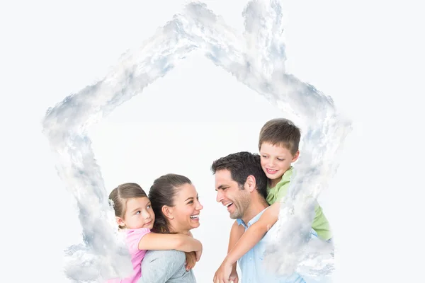 Fröhliche junge Familie posiert — Stockfoto