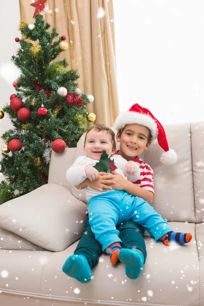 Menino e bebê irmão no sofá — Fotografia de Stock