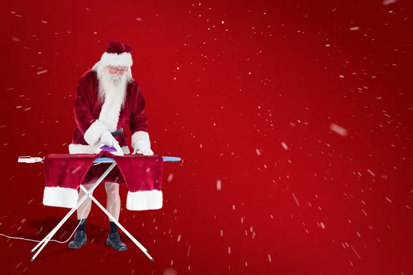 Weihnachtsmann bügelt seine Hosen — Stockfoto