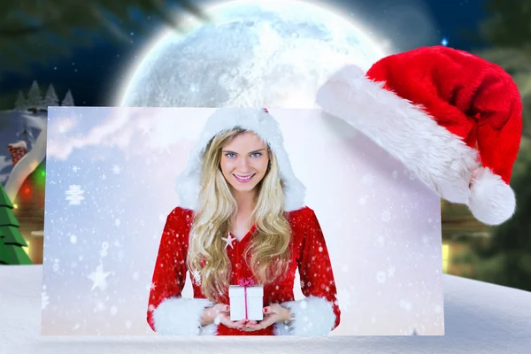 Söt flicka i santa outfit håller gåva — Stockfoto