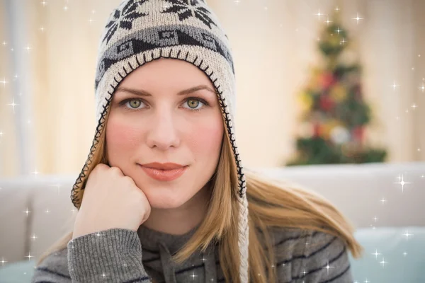 Vrouw kijkt naar camera — Stockfoto