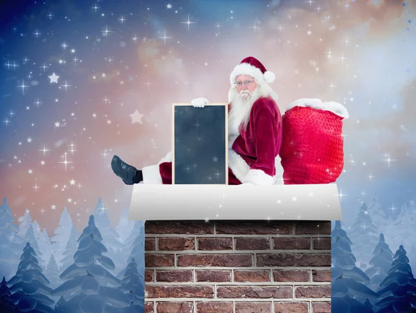 Санта сидит, опираясь на свою сумку — стоковое фото
