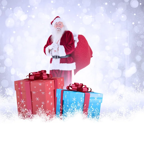 Babbo Natale porta la sua borsa rossa — Foto Stock