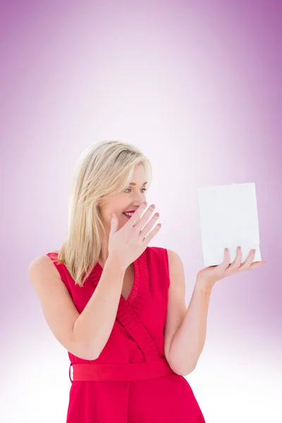 Snygg blondin holding presentpåse — Stockfoto