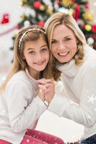 Feestelijke moeder en dochter naast kerstboom — Stockfoto