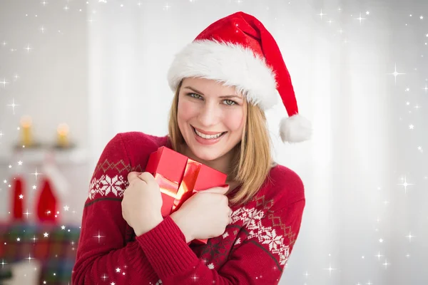 Feestelijke vrouw knuffelen haar gift — Stockfoto