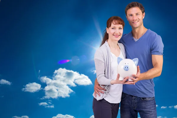 Paar bedrijf witte piggy bank — Stockfoto