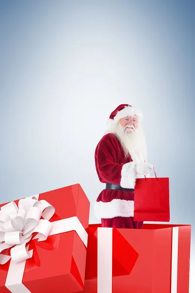 Santa stoi duży prezent — Zdjęcie stockowe