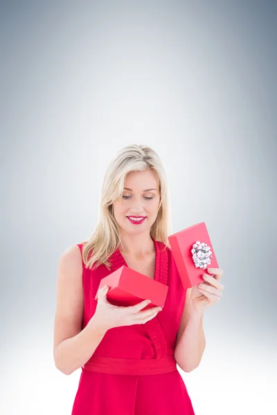 Blonde öppnar presentförpackning — Stockfoto