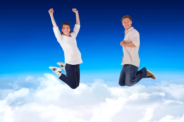 Couple sautant dans les airs — Photo