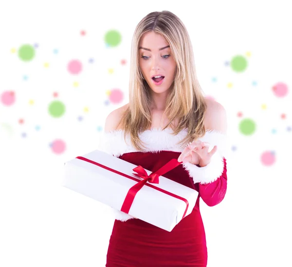 Mooie santa meisje opening geschenk — Stockfoto