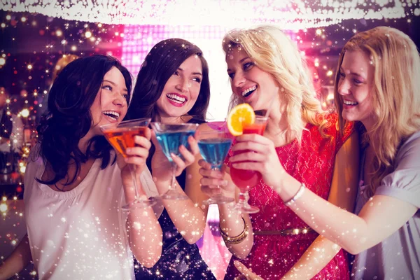 Imagem composta de amigos com bebidas — Fotografia de Stock