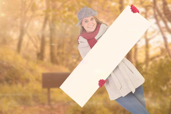 Happy blonde dalam pakaian musim dingin menunjukkan kartu — Stok Foto