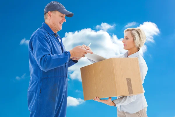 Homem de entrega feliz com o cliente — Fotografia de Stock