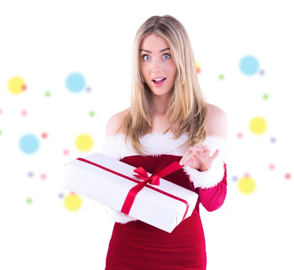 Ganska santa flicka öppning presentkort — Stockfoto