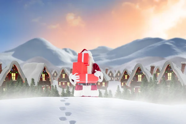 Санта с подарками в снегу — стоковое фото