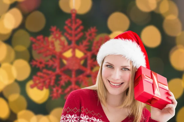 Mujer revisando su regalo — Foto de Stock