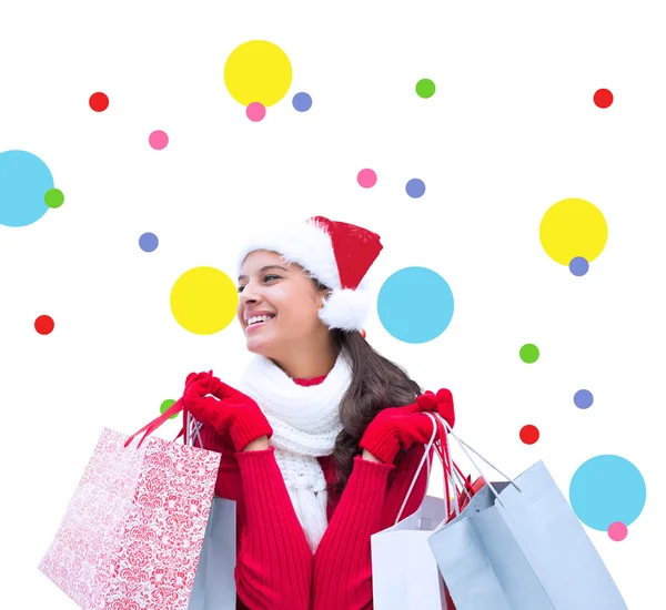 Festliche Brünette hält Einkaufstüten in der Hand — Stockfoto