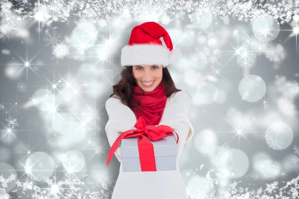 Bruna in cappello di Babbo Natale dare regalo — Foto Stock