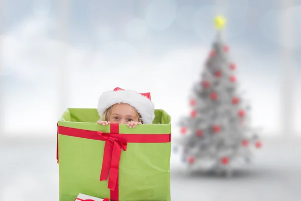 Zusammengesetzte Bild von niedlichen Mädchen in großen Geschenk — Stockfoto