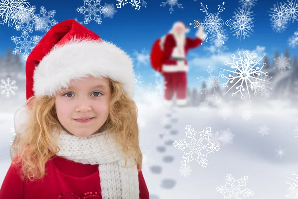 Jolie fille dans le chapeau de Santa — Photo