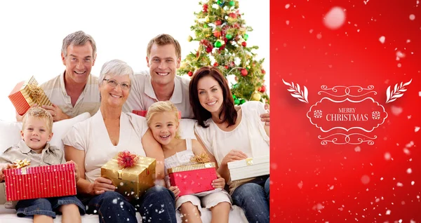 Família segurando presentes de Natal em casa — Fotografia de Stock