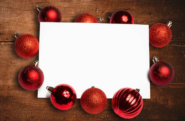 Immagine composita di palline di Natale rosse che circondano la pagina bianca — Foto Stock