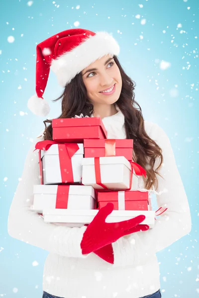 Brunette en gants rouges tenant une pile de cadeaux — Photo