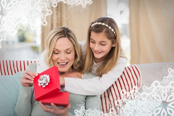 Madre abriendo regalo de Navidad con hija —  Fotos de Stock