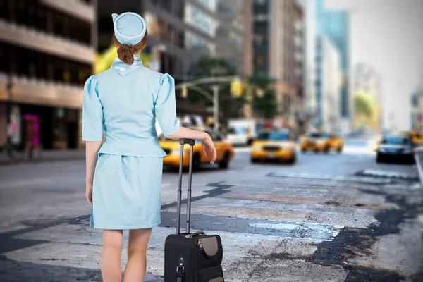 Stewardess stützt sich auf Koffer — Stockfoto