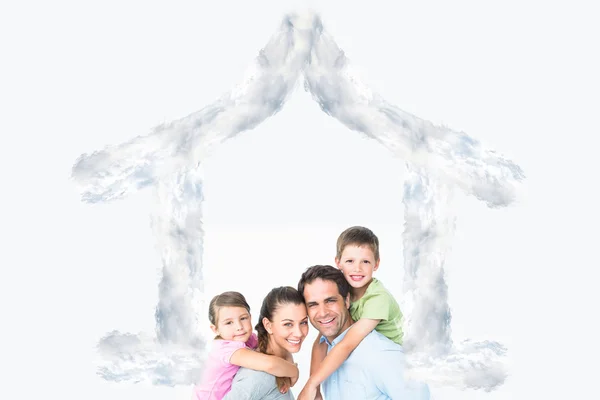 Söta familjen poserar och leende — Stockfoto
