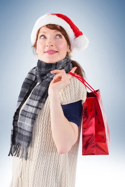 Usmívající se žena nosí klobouk santa — Stock fotografie