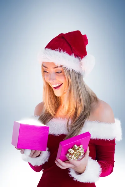 Uroczysty blondynka otwierając prezent — Zdjęcie stockowe