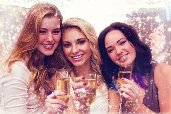 Pretty friends drinking champagne together — Stock Photo, Image
