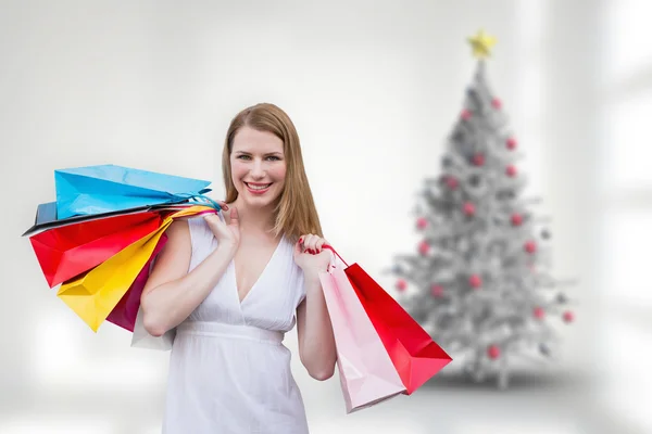 Loira com sacos de compras — Fotografia de Stock