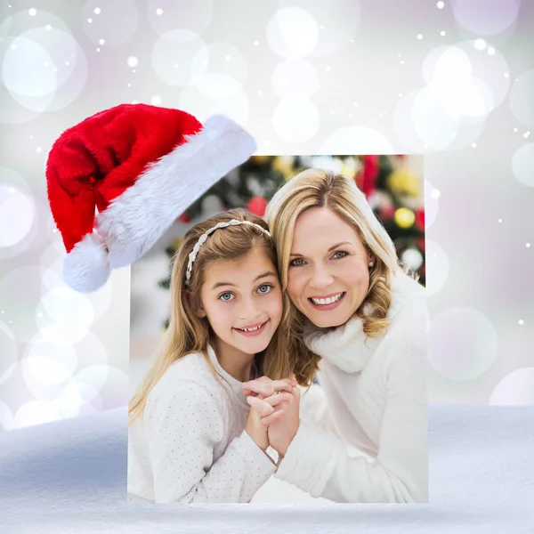 Festive madre e figlia accanto a Natale — Foto Stock