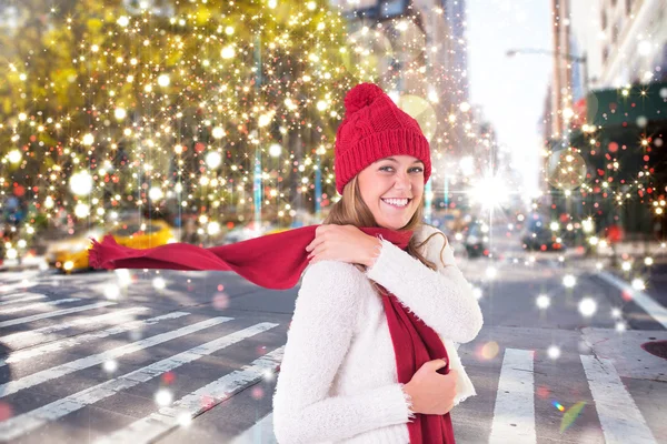 Glückliche Blondine in Winterkleidung — Stockfoto