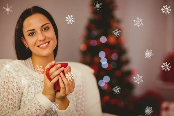 Ładna brunetka relaksujący na kanapie na Boże Narodzenie — Zdjęcie stockowe