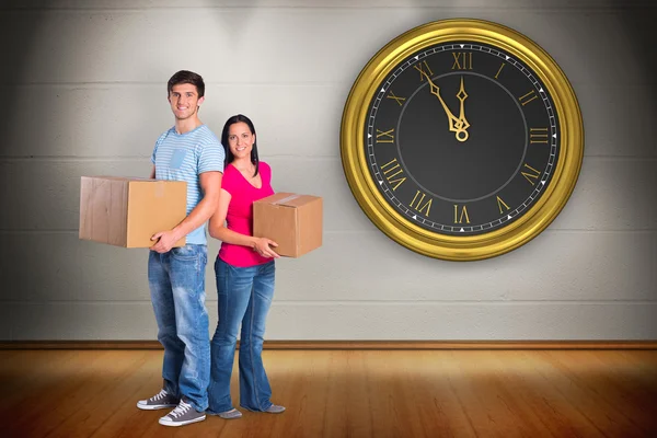 Young couple holding moving boxes — Stock Photo, Image